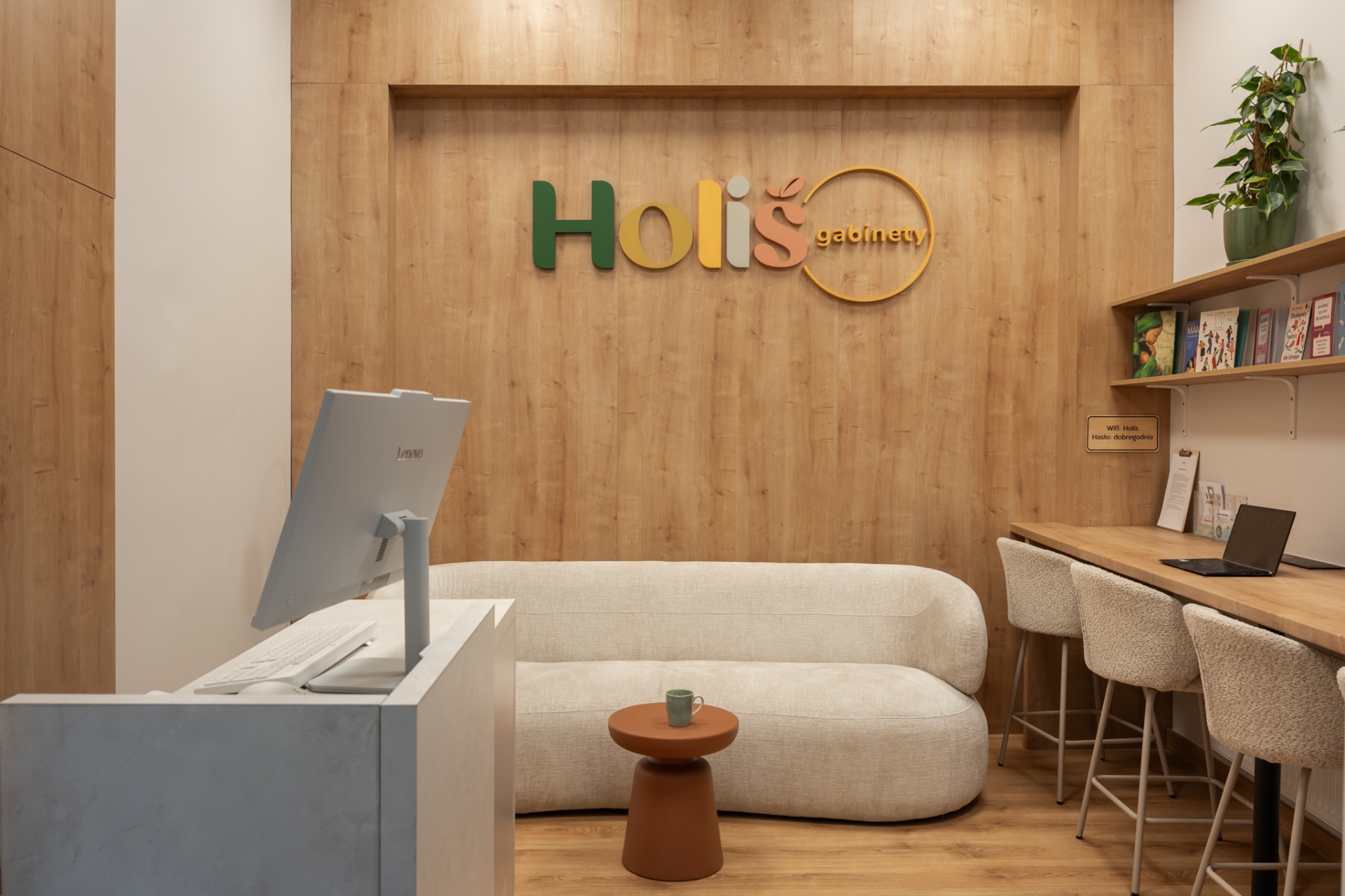 Strefa coworking dla rodziców w Holiś